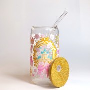 Szklany kubek 550 ml z bambusową pokrywką i szklaną słomką - nawiązanie do baśni o księżniczkach w różowo pastelowej kolorystyce - pocichutku.pl