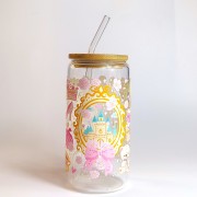 Szklany kubek 550 ml z bambusową pokrywką i szklaną słomką - nawiązanie do baśni o księżniczkach w różowo pastelowej kolorystyce - pocichutku.pl