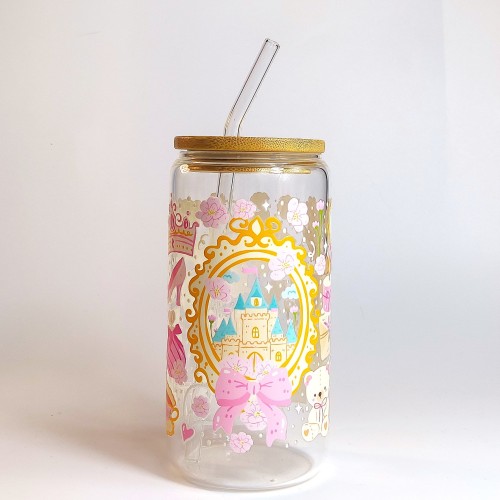 Szklany kubek 550 ml z bambusową pokrywką i szklaną słomką - nawiązanie do baśni o księżniczkach w różowo pastelowej kolorystyce - pocichutku.pl