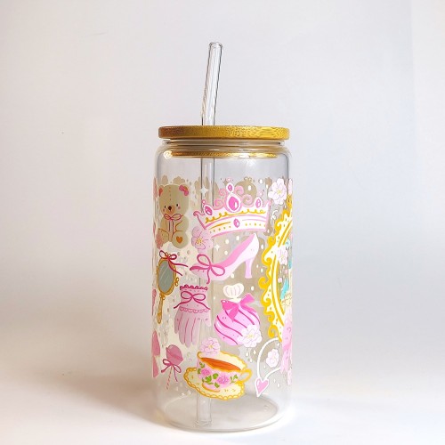 Szklany kubek 550 ml z bambusową pokrywką i szklaną słomką - nawiązanie do baśni o księżniczkach w różowo pastelowej kolorystyce - pocichutku.pl
