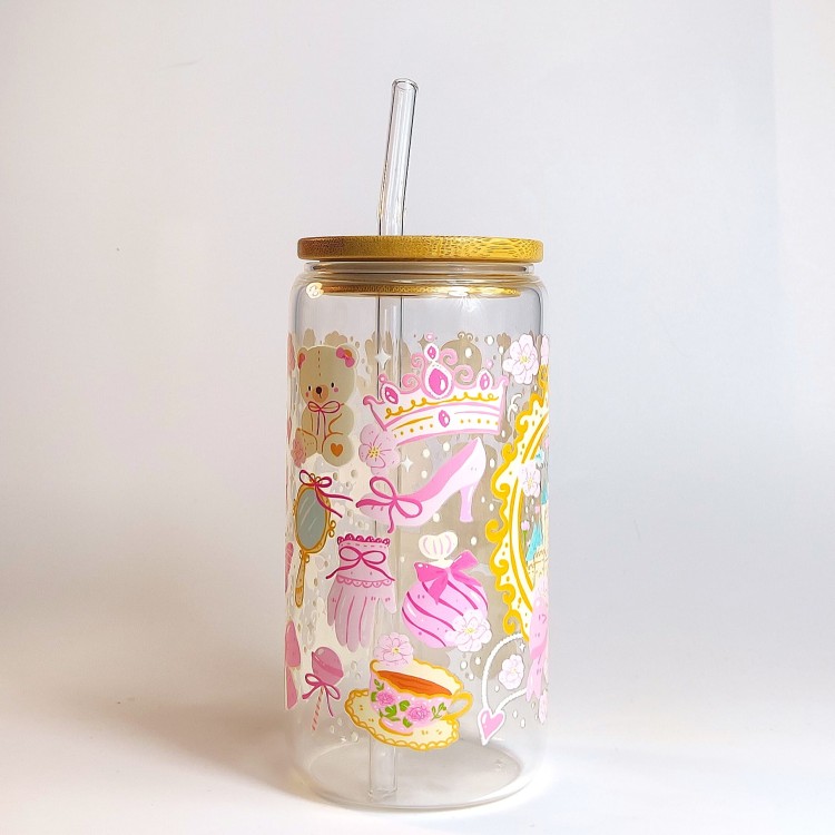 Szklany kubek 550 ml z bambusową pokrywką i szklaną słomką - nawiązanie do baśni o księżniczkach w różowo pastelowej kolorystyce - pocichutku.pl