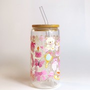 Szklany kubek 550 ml z bambusową pokrywką i szklaną słomką - nawiązanie do baśni o księżniczkach w różowo pastelowej kolorystyce - pocichutku.pl