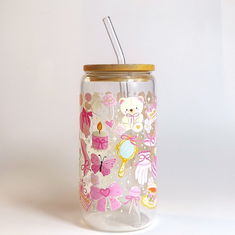 Szklany kubek 550 ml z bambusową pokrywką i szklaną słomką - nawiązanie do baśni o księżniczkach w różowo pastelowej kolorystyce - pocichutku.pl