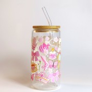 Szklany kubek 550 ml z bambusową pokrywką i szklaną słomką - nawiązanie do baśni o księżniczkach w różowo pastelowej kolorystyce - pocichutku.pl