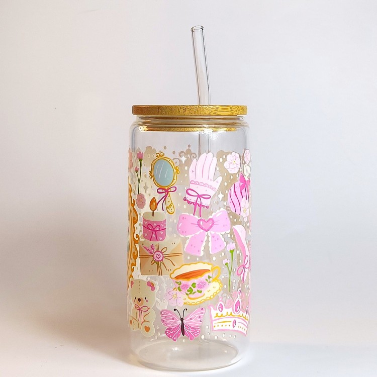 Szklany kubek 550 ml z bambusową pokrywką i szklaną słomką - nawiązanie do baśni o księżniczkach w różowo pastelowej kolorystyce - pocichutku.pl
