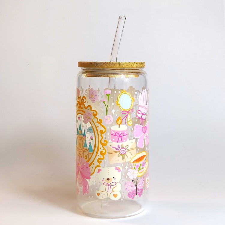 Szklany kubek 550 ml z bambusową pokrywką i szklaną słomką - nawiązanie do baśni o księżniczkach w różowo pastelowej kolorystyce - pocichutku.pl