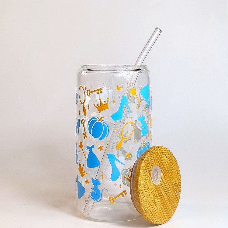Szklany kubek 550 ml z bambusową pokrywką i szklaną słomką - symbole kojarzone z Kopciuszkiem z dawnych baśni i bajek w niebieskiej i złotej kolorystyce - pocichutku.pl