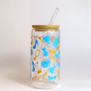 Szklany kubek 550 ml z bambusową pokrywką i szklaną słomką - symbole kojarzone z Kopciuszkiem z dawnych baśni i bajek w niebieskiej i złotej kolorystyce - pocichutku.pl