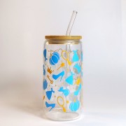 Szklany kubek 550 ml z bambusową pokrywką i szklaną słomką - symbole kojarzone z Kopciuszkiem z dawnych baśni i bajek w niebieskiej i złotej kolorystyce - pocichutku.pl