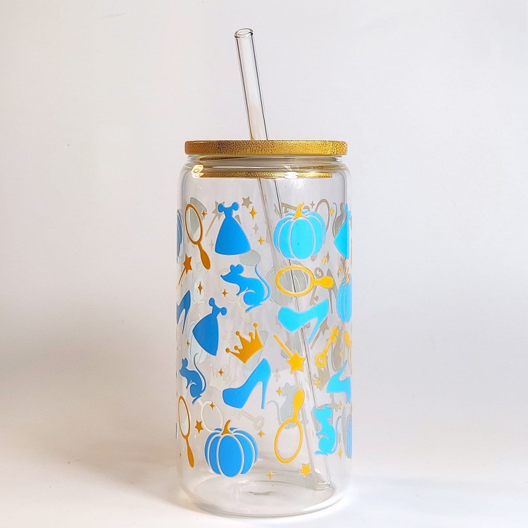 Szklany kubek 550 ml z bambusową pokrywką i szklaną słomką - symbole kojarzone z Kopciuszkiem z dawnych baśni i bajek w niebieskiej i złotej kolorystyce - pocichutku.pl