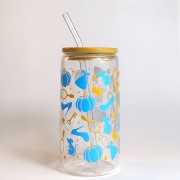 Szklany kubek 550 ml z bambusową pokrywką i szklaną słomką - symbole kojarzone z Kopciuszkiem z dawnych baśni i bajek w niebieskiej i złotej kolorystyce - pocichutku.pl