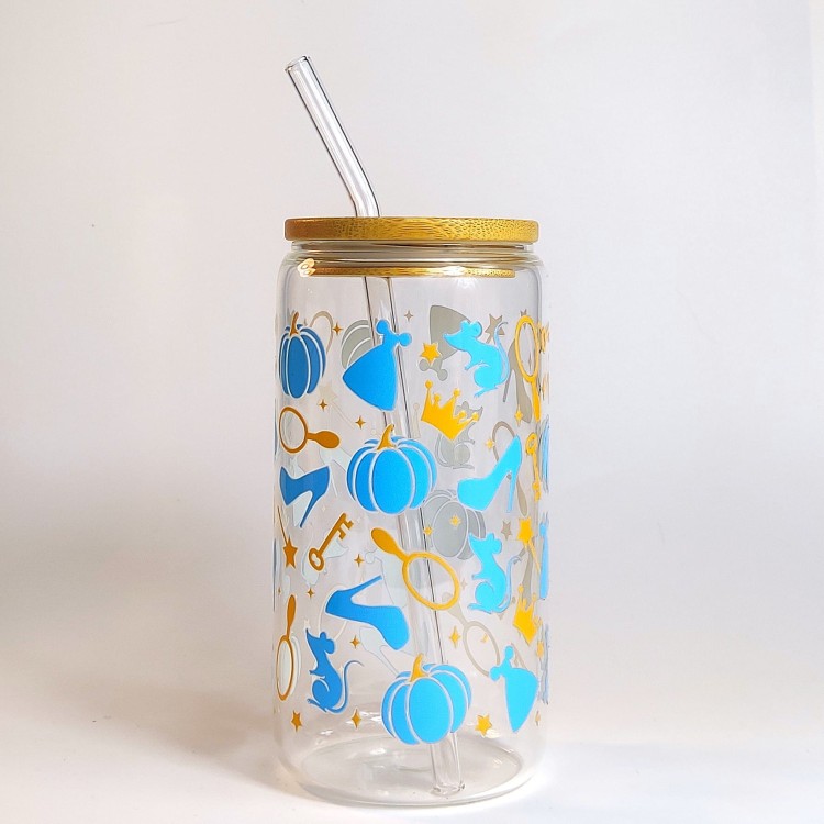 Szklany kubek 550 ml z bambusową pokrywką i szklaną słomką - symbole kojarzone z Kopciuszkiem z dawnych baśni i bajek w niebieskiej i złotej kolorystyce - pocichutku.pl