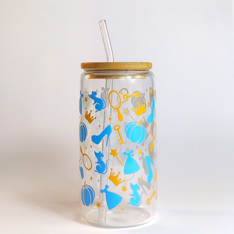 Szklany kubek 550 ml z bambusową pokrywką i szklaną słomką - symbole kojarzone z Kopciuszkiem z dawnych baśni i bajek w niebieskiej i złotej kolorystyce - pocichutku.pl