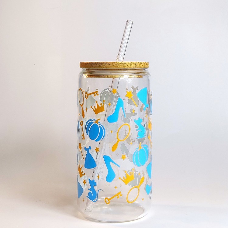 Szklany kubek 550 ml z bambusową pokrywką i szklaną słomką - symbole kojarzone z Kopciuszkiem z dawnych baśni i bajek w niebieskiej i złotej kolorystyce - pocichutku.pl