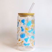 Szklany kubek 550 ml z bambusową pokrywką i szklaną słomką - symbole kojarzone z Kopciuszkiem z dawnych baśni i bajek w niebieskiej i złotej kolorystyce - pocichutku.pl