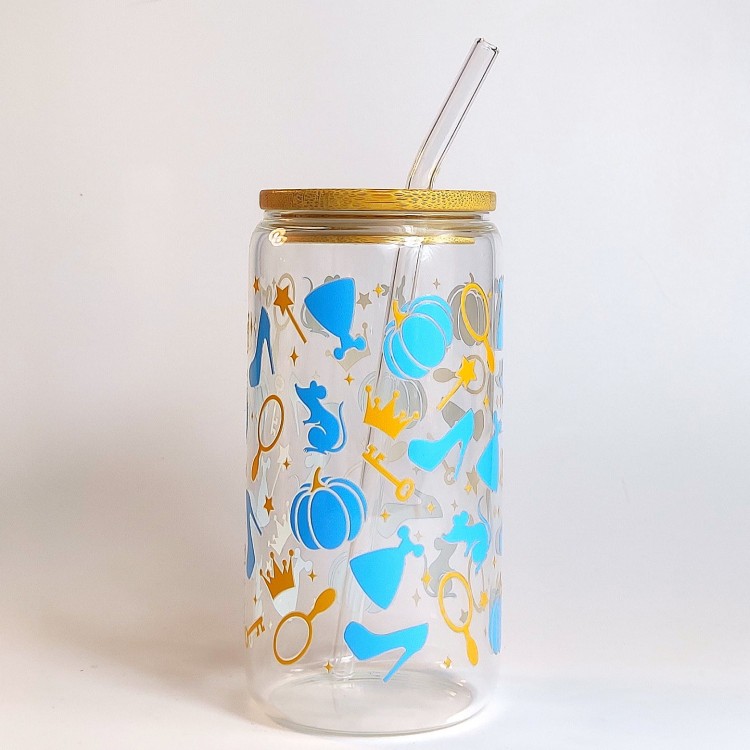 Szklany kubek 550 ml z bambusową pokrywką i szklaną słomką - symbole kojarzone z Kopciuszkiem z dawnych baśni i bajek w niebieskiej i złotej kolorystyce - pocichutku.pl