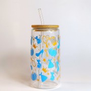 Szklany kubek 550 ml z bambusową pokrywką i szklaną słomką - symbole kojarzone z Kopciuszkiem z dawnych baśni i bajek w niebieskiej i złotej kolorystyce - pocichutku.pl