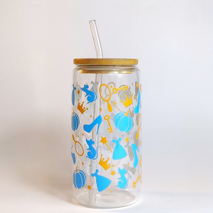 Szklany kubek 550 ml z bambusową pokrywką i szklaną słomką - symbole kojarzone z Kopciuszkiem z dawnych baśni i bajek w niebieskiej i złotej kolorystyce - pocichutku.pl