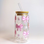 Szklanka 550 ml z bambusową pokrywką i szklaną słomką - outlet - różowe kokardki, zbyt wysoko naklejone - pocichutku.pl