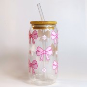 Szklanka 550 ml z bambusową pokrywką i szklaną słomką - outlet - różowe kokardki, zbyt wysoko naklejone - pocichutku.pl