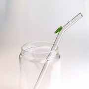 Szklana słomka z ozdobną szklaną zieloną gałązką - pocichutku.pl