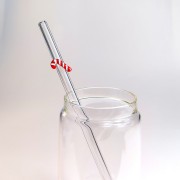 Szklana słomka z ozdobną laską cukrową w biało czerwonym kolorze - pocichutku.pl