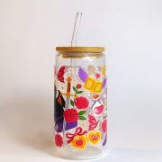 Szklany kubek 550 ml z bambusową pokrywką i szklaną słomką - smok siedzący na książce, wokół motywy z fantastyki i romansu - pocichutku.pl