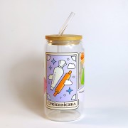 Szklany kubek 550 ml z bambusową pokrywką i szklaną słomką - grafika z akcesoriami cukierniczymi wraz z podpisem cukierniczka - pocichutku.pl