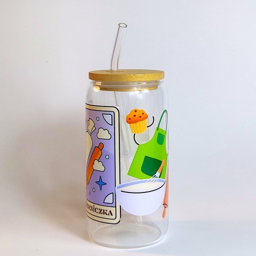 Szklany kubek 550 ml z bambusową pokrywką i szklaną słomką - grafika z akcesoriami cukierniczymi wraz z podpisem cukierniczka - pocichutku.pl
