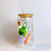 Szklany kubek 550 ml z bambusową pokrywką i szklaną słomką - grafika z akcesoriami cukierniczymi wraz z podpisem cukierniczka - pocichutku.pl