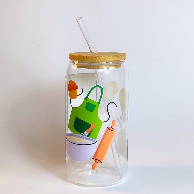 Szklany kubek 550 ml z bambusową pokrywką i szklaną słomką - grafika z akcesoriami cukierniczymi wraz z podpisem cukierniczka - pocichutku.pl