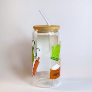 Szklany kubek 550 ml z bambusową pokrywką i szklaną słomką - grafika z akcesoriami cukierniczymi wraz z podpisem cukierniczka - pocichutku.pl