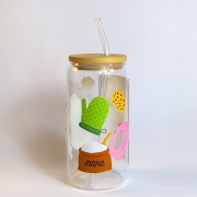 Szklany kubek 550 ml z bambusową pokrywką i szklaną słomką - grafika z akcesoriami cukierniczymi wraz z podpisem cukierniczka - pocichutku.pl