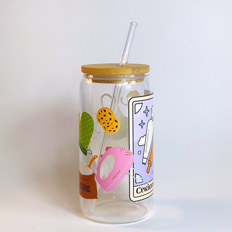 Szklany kubek 550 ml z bambusową pokrywką i szklaną słomką - grafika z akcesoriami cukierniczymi wraz z podpisem cukierniczka - pocichutku.pl