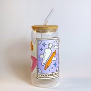 Szklany kubek 550 ml z bambusową pokrywką i szklaną słomką - grafika z akcesoriami cukierniczymi wraz z podpisem cukierniczka - pocichutku.pl