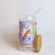 Szklany kubek 550 ml z bambusową pokrywką i szklaną słomką - grafika z akcesoriami cukierniczymi wraz z podpisem cukierniczka - pocichutku.pl