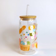 Szklany kubek 550 ml z bambusową pokrywką i szklaną słomką - akcesoria do szydełkowania w kolorach jasnych i żywych - pocichutku.pl