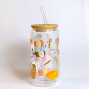 Szklany kubek 550 ml z bambusową pokrywką i szklaną słomką - akcesoria do szydełkowania w kolorach jasnych i żywych - pocichutku.pl