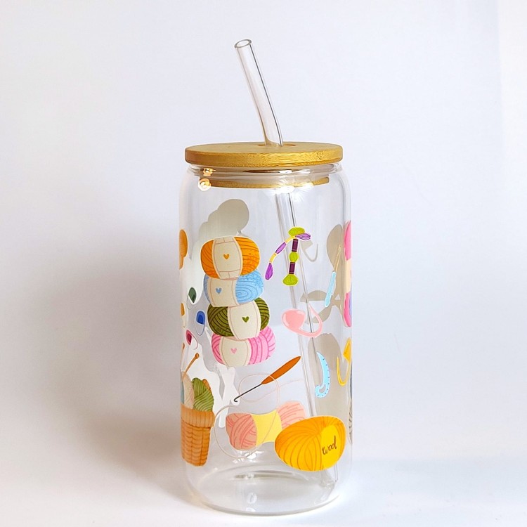 Szklany kubek 550 ml z bambusową pokrywką i szklaną słomką - akcesoria do szydełkowania w kolorach jasnych i żywych - pocichutku.pl