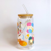 Szklany kubek 550 ml z bambusową pokrywką i szklaną słomką - akcesoria do szydełkowania w kolorach jasnych i żywych - pocichutku.pl