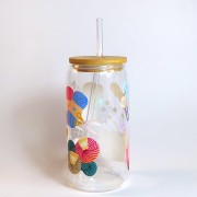 Szklany kubek 550 ml z bambusową pokrywką i szklaną słomką - akcesoria do szydełkowania w kolorach jasnych i żywych - pocichutku.pl