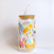 Szklany kubek 550 ml z bambusową pokrywką i szklaną słomką - akcesoria do szydełkowania w kolorach jasnych i żywych - pocichutku.pl