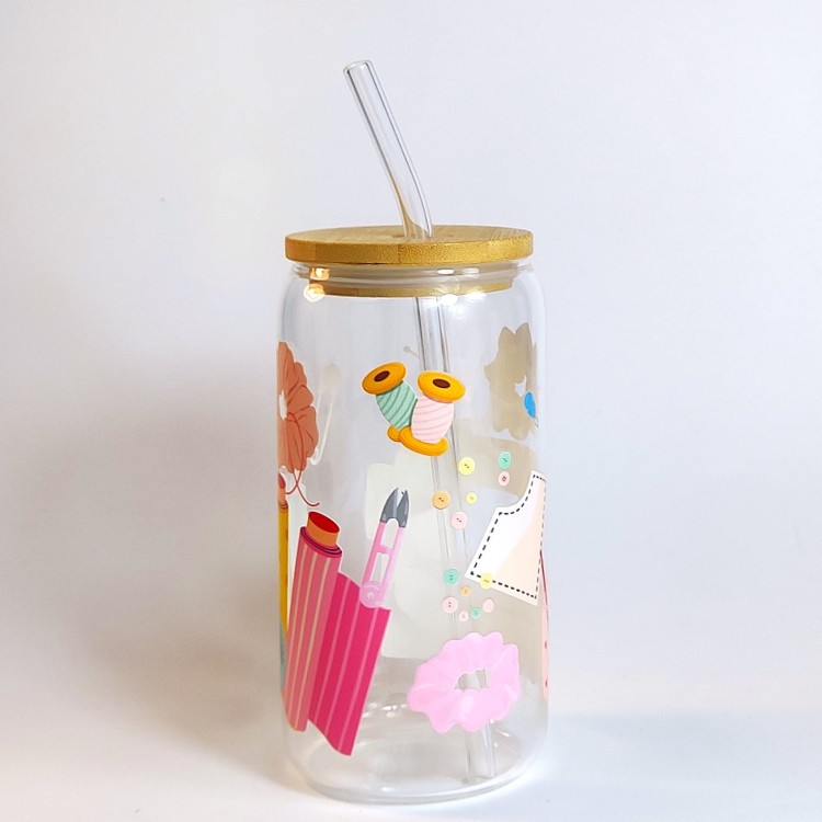 Szklany kubek 550 ml z bambusową pokrywką i szklaną słomką - maszyna do szycia, gumki typu scrunchie, akcesoria krawieckie - pocichitku.pl