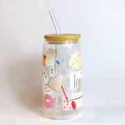 Szklany kubek 550 ml z bambusową pokrywką i szklaną słomką - maszyna do szycia, gumki typu scrunchie, akcesoria krawieckie - pocichitku.pl