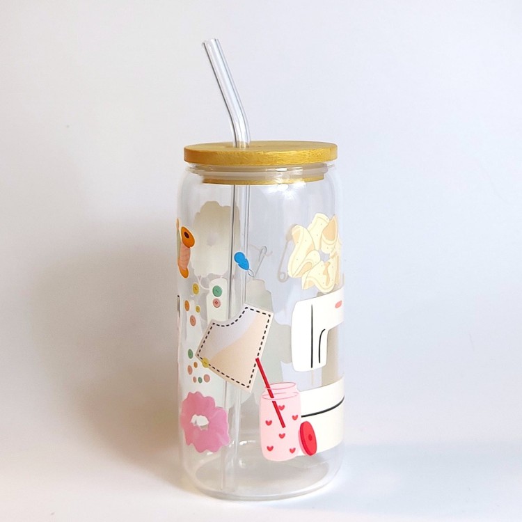 Szklany kubek 550 ml z bambusową pokrywką i szklaną słomką - maszyna do szycia, gumki typu scrunchie, akcesoria krawieckie - pocichitku.pl