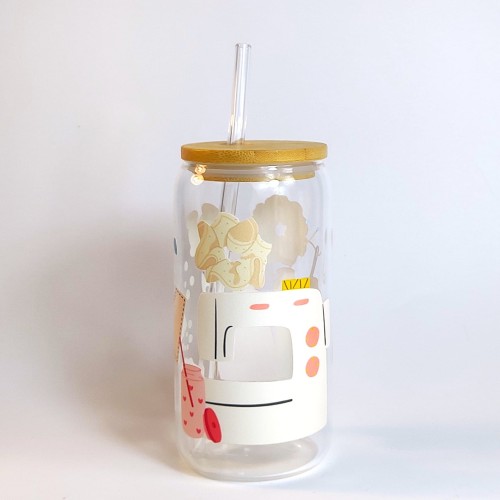 Szklany kubek 550 ml z bambusową pokrywką i szklaną słomką - maszyna do szycia, gumki typu scrunchie, akcesoria krawieckie - pocichitku.pl
