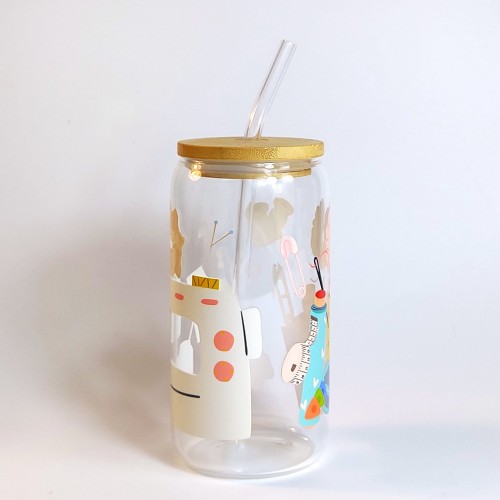 Szklany kubek 550 ml z bambusową pokrywką i szklaną słomką - maszyna do szycia, gumki typu scrunchie, akcesoria krawieckie - pocichitku.pl