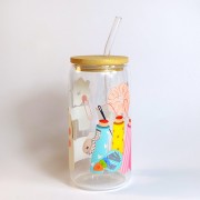 Szklany kubek 550 ml z bambusową pokrywką i szklaną słomką - maszyna do szycia, gumki typu scrunchie, akcesoria krawieckie - pocichitku.pl