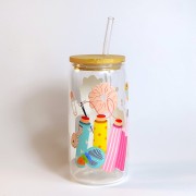 Szklany kubek 550 ml z bambusową pokrywką i szklaną słomką - maszyna do szycia, gumki typu scrunchie, akcesoria krawieckie - pocichitku.pl