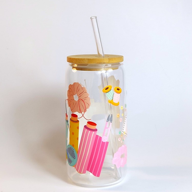 Szklany kubek 550 ml z bambusową pokrywką i szklaną słomką - maszyna do szycia, gumki typu scrunchie, akcesoria krawieckie - pocichitku.pl
